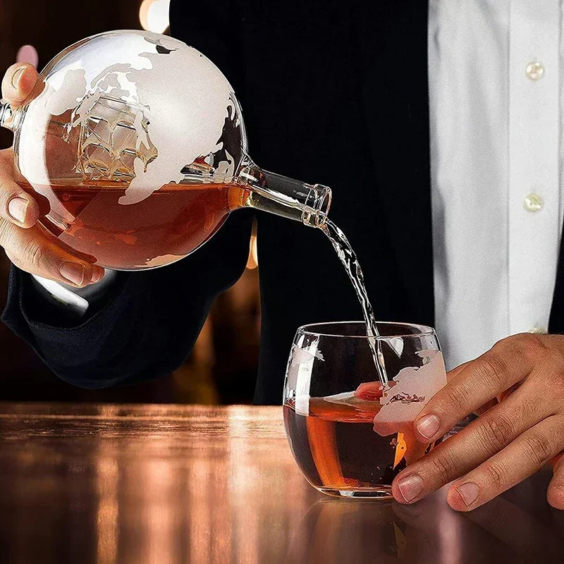 Decanter Globe Set - クリエイティブな地球儀型デキャンタセット、鉛フリーのカラフェ、精巧な木製スタンドと2つのウイスキーグラス付き、ウイスキー愛好家へのギフトアイテム